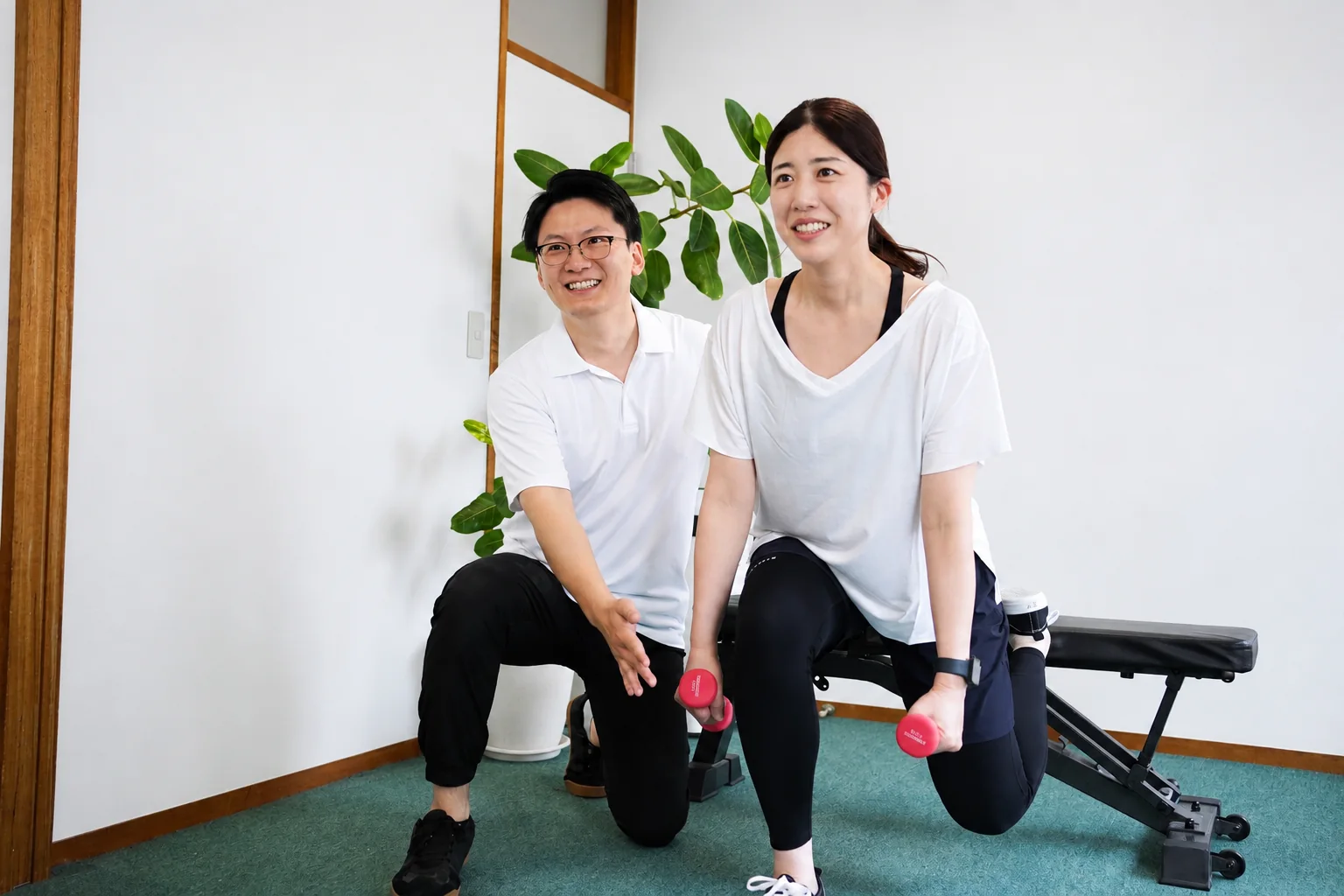トレーナーが指導している様子
